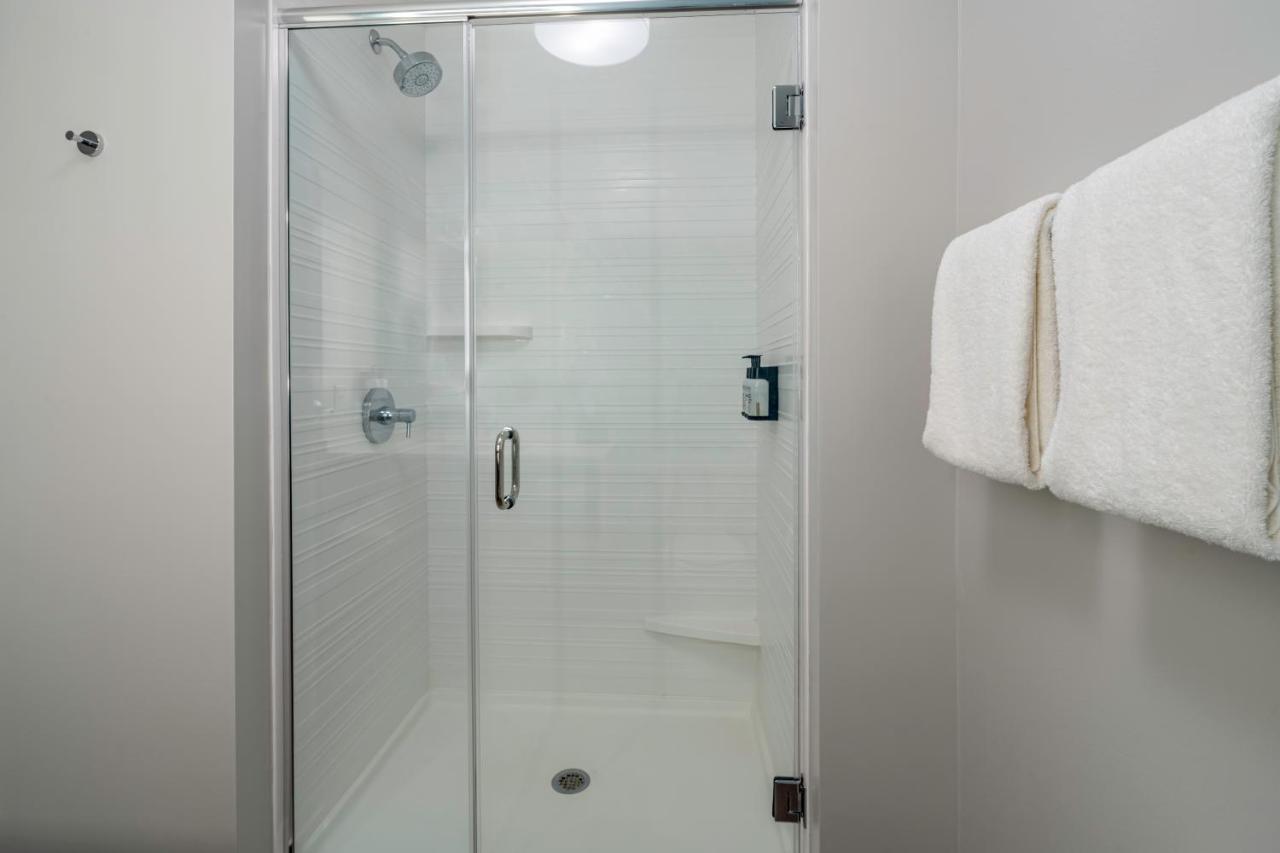 Pewaukee Avid Hotels Milwaukee West - Waukesha By Ihg מראה חיצוני תמונה
